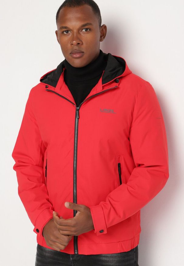 Born2be - Czerwona Jednorzędowa Kurtka z Odpinanym Kapturem i Napami przy Rękawach Elondraea. Okazja: na co dzień, na spacer. Kolor: czerwony. Materiał: jeans. Styl: casual, klasyczny