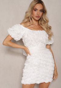 Renee - Biała Sukienka Koktajlowa Hiszpanka z Kwiatowym Motywem Ozdobiona Wiązaniem Navily. Okazja: na co dzień. Typ kołnierza: dekolt hiszpanka. Kolor: biały. Długość rękawa: krótki rękaw. Wzór: kwiaty, aplikacja. Typ sukienki: z odkrytymi ramionami. Styl: wizytowy #1