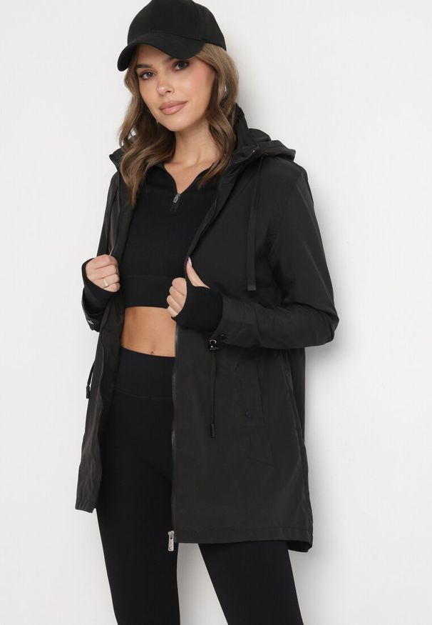 Born2be - Czarna Kurtka Parka ze Sznurkiem w Talii i Kapturem Teridi. Okazja: na co dzień. Kolor: czarny. Materiał: jeans. Długość rękawa: długi rękaw. Długość: długie. Styl: elegancki, casual