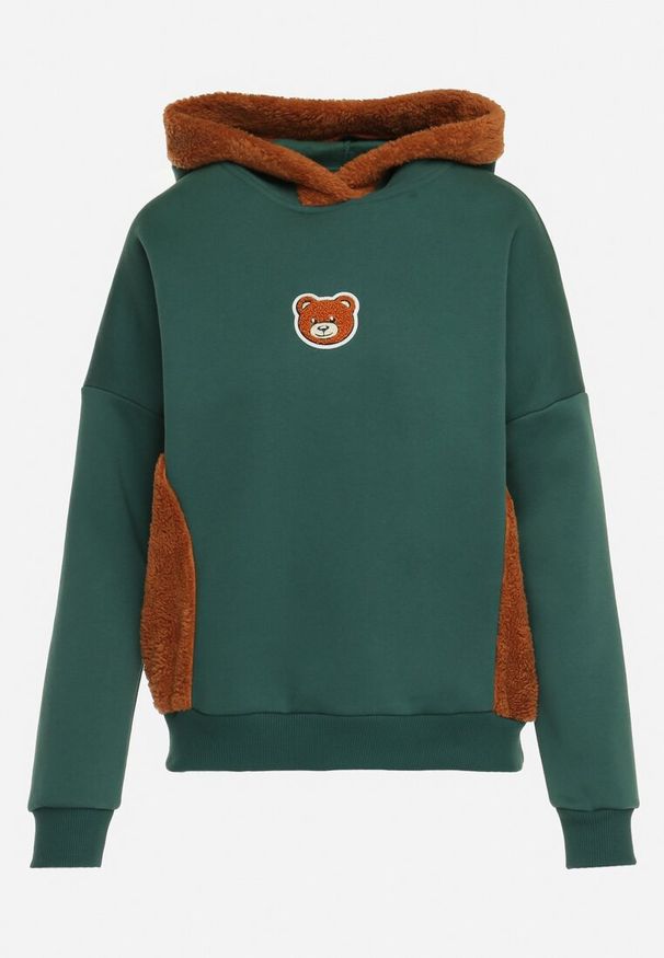 Born2be - Zielona Bawełniana Bluza z Kapturem z Polarem i Naszywką Misia Hestada. Okazja: na co dzień. Typ kołnierza: kaptur. Kolor: zielony. Materiał: polar, bawełna. Wzór: aplikacja. Styl: klasyczny, casual