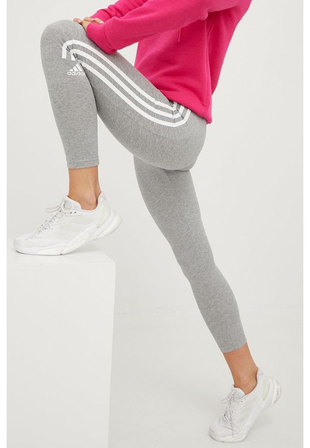 Adidas - adidas legginsy damskie kolor szary z nadrukiem. Kolor: szary. Materiał: materiał. Wzór: nadruk