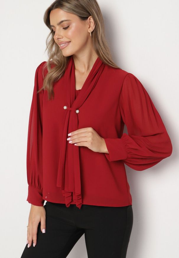 Born2be - Bordowa Bluzka z Krawatką i Plisowanymi Rękawami Woldu. Kolor: czerwony. Wzór: aplikacja