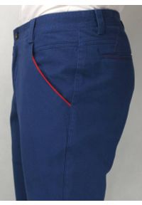 Chiao - Bawełniane Spodnie Męskie, CHINOSY, Kolorowe Wykończenia, Chabrowe. Kolor: niebieski. Materiał: bawełna. Wzór: kolorowy