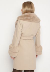 Born2be - Beżowy Elegancki Płaszcz o Dwurzędowym Kroju z Futerkiem Landrie. Okazja: na co dzień. Kolor: beżowy. Materiał: futro. Styl: elegancki #7
