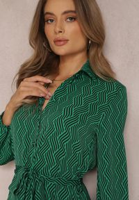 Renee - Zielona Sukienka Koszulowa Lelli. Okazja: na co dzień, na imprezę, na randkę. Kolor: zielony. Materiał: materiał. Wzór: aplikacja, geometria, nadruk. Typ sukienki: koszulowe. Styl: casual. Długość: mini #5