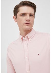 TOMMY HILFIGER - Tommy Hilfiger koszula męska kolor różowy slim z kołnierzykiem button-down. Typ kołnierza: button down. Kolor: różowy. Materiał: materiał, dzianina, bawełna. Długość rękawa: długi rękaw. Długość: długie