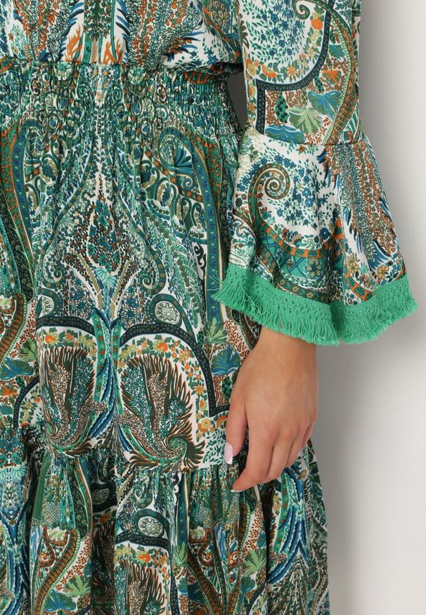 Born2be - Zielona Sukienka Hiszpanka Ozdobiona Frędzlami o Rozkloszowanym Fasonie w Print Paisley Allnight. Okazja: na co dzień. Typ kołnierza: dekolt hiszpanka. Kolor: zielony. Wzór: aplikacja, nadruk, paisley. Typ sukienki: proste. Styl: casual, elegancki