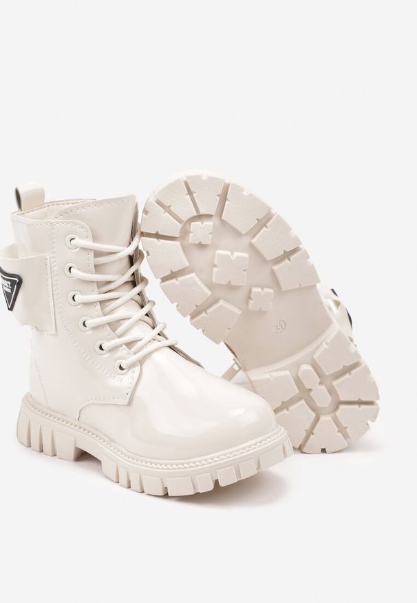 Born2be - Beżowe Płaskie Botki Lakierowane z Misiem Ivathia. Okazja: na co dzień. Kolor: beżowy. Materiał: lakier. Wzór: kolorowy. Styl: casual, elegancki