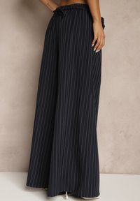 Renee - Granatowe Spodnie Palazzo High Waist Ozdobione Broszką Kwiatem Folassea. Stan: podwyższony. Kolor: niebieski. Wzór: aplikacja, kwiaty