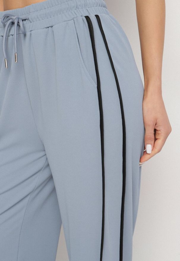 Born2be - Niebieskie Spodnie Dresowe o Szerokim Kroju z Wysokim Stanem i Lampasami Sopiva. Okazja: na co dzień. Stan: podwyższony. Kolor: niebieski. Materiał: dresówka. Styl: sportowy, casual