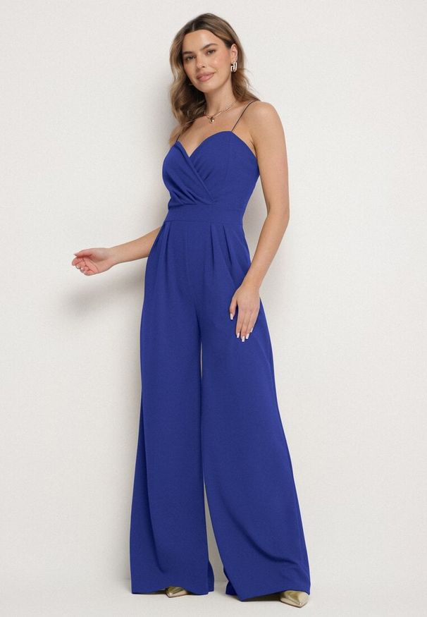 Born2be - Niebieski Kombinezon z Trójkątnym Dekoltem na Cienkich Ramiączkach Iliantia. Kolor: niebieski. Materiał: tkanina. Długość rękawa: na ramiączkach. Sezon: lato