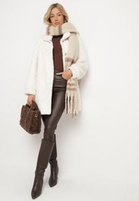 Born2be - Jasnobeżowy Futrzany Płaszcz ze Stójką i Kieszeniami Salinea. Typ kołnierza: kołnierzyk stójkowy. Kolor: beżowy. Materiał: futro. Długość rękawa: długi rękaw. Długość: długie. Sezon: zima, jesień. Styl: klasyczny, wizytowy #4