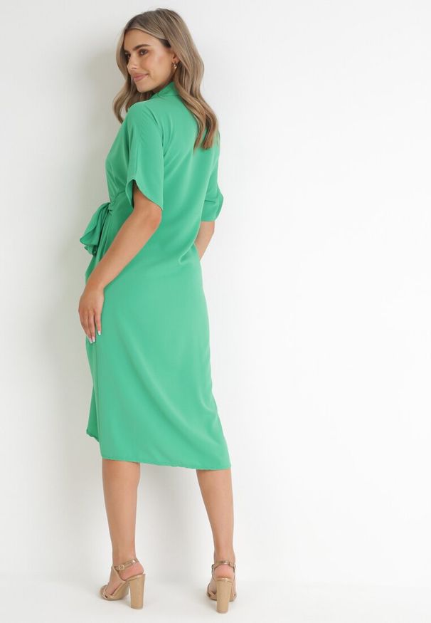 Born2be - Zielona Koszulowa Sukienka Midi z Ozdobnym Wiązaniem i Marszczeniem Eudolia. Okazja: na co dzień. Typ kołnierza: dekolt w serek. Kolor: zielony. Długość rękawa: krótki rękaw. Sezon: wiosna, lato. Typ sukienki: koszulowe. Styl: casual, klasyczny. Długość: midi