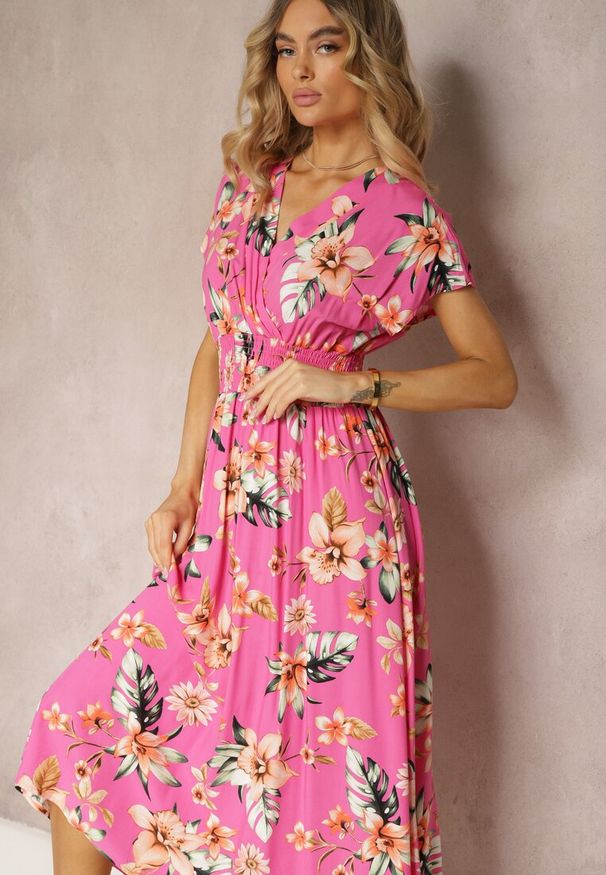 Renee - Różowa Kopertowa Sukienka w Kwiaty z Gumką w Talii Nobbia. Okazja: na co dzień. Kolor: różowy. Materiał: bawełna. Wzór: kwiaty. Typ sukienki: kopertowe. Styl: casual