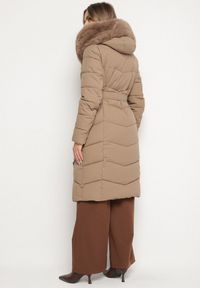 Born2be - Beżowa Pikowana Kurtka z Futerkowym Obszyciem i Paskiem Samiria. Okazja: na co dzień, do pracy, na spotkanie biznesowe. Kolor: beżowy. Materiał: poliester, dzianina, jeans, futro. Styl: biznesowy, klasyczny, casual #4