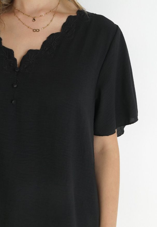 Born2be - Czarna Bluzka z Krótkimi Rękawami i Ozdobnym Haftem Emmania. Okazja: na co dzień. Kolor: czarny. Długość rękawa: krótki rękaw. Długość: krótkie. Wzór: haft. Styl: casual