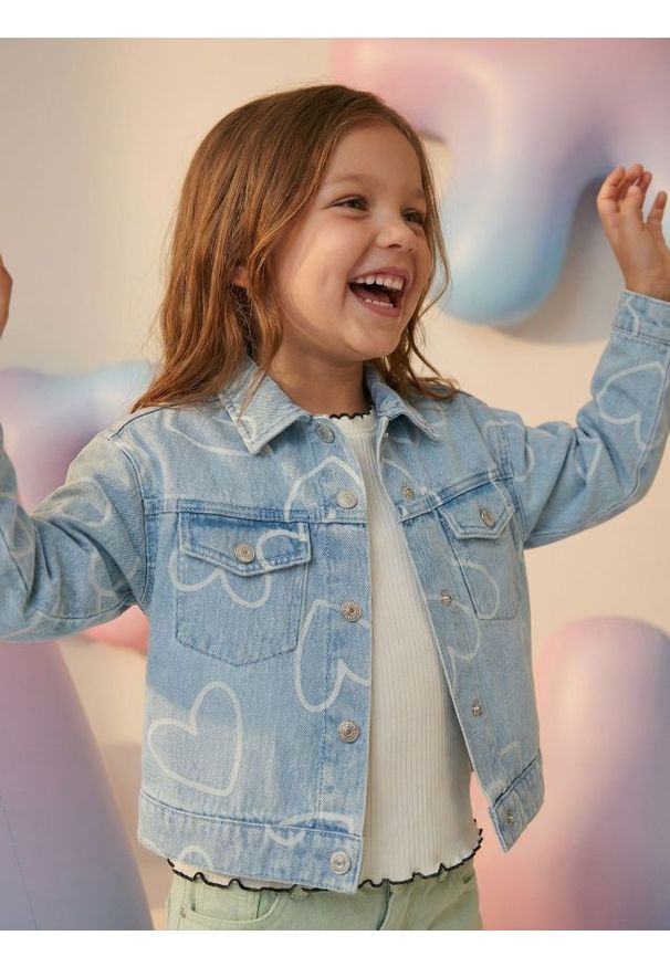 Sinsay - Kurtka jeansowa z motywem serc - niebieski. Kolor: niebieski. Materiał: jeans