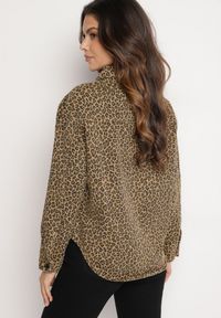 Born2be - Brązowa Kurtka Jeansowa w Drobne Cętki o Koszulowym Kroju Cesisia. Okazja: na co dzień, do pracy. Kolor: brązowy. Materiał: jeans. Długość rękawa: długi rękaw. Długość: długie. Styl: casual, elegancki, klasyczny #4