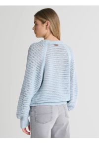 Big-Star - Sweter damski o ażurowym splocie błękitny Funia 400. Kolor: niebieski. Materiał: jeans. Długość rękawa: raglanowy rękaw. Wzór: ze splotem, ażurowy. Sezon: wiosna. Styl: klasyczny, elegancki #6