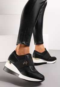 Renee - Czarne Brokatowe Sneakersy na Koturnie Iweo. Kolor: czarny. Obcas: na koturnie