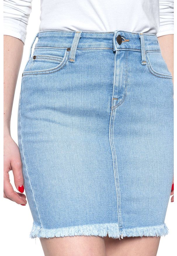 Lee - SPÓDNICA JEANSOWA LEE MID SKIRT FLIGHT L38JROKR 112108239. Materiał: jeans. Wzór: gładki, aplikacja, kolorowy. Sezon: zima, lato, jesień. Styl: elegancki