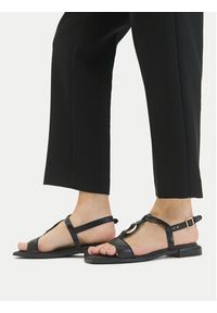 Clarks Sandały Ariany Sling 26181240 Czarny. Kolor: czarny. Materiał: skóra