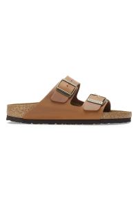 Klapki damskie Birkenstock Arizona LEOI Cognac. Okazja: na co dzień. Kolor: brązowy. Materiał: skóra. Wzór: paski. Styl: wakacyjny, casual, klasyczny, elegancki #1