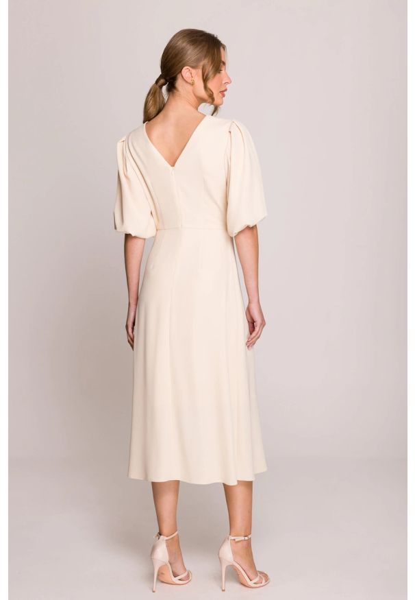 Stylove - Elegancka sukienka koktajlowa z bufiastymi rękawami kremowa. Okazja: na ślub cywilny, na wesele, na imprezę. Kolor: kremowy. Materiał: elastan, materiał. Długość rękawa: krótki rękaw. Sezon: lato. Typ sukienki: rozkloszowane. Styl: elegancki, wizytowy. Długość: midi
