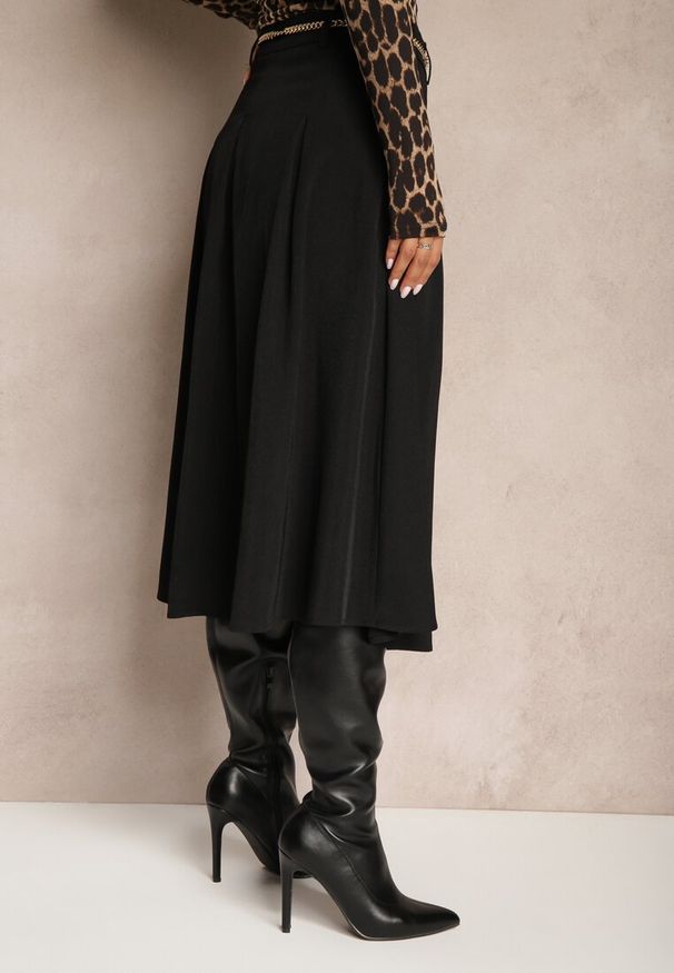 Renee - Czarna Spódnica z Wiskozą o Rozkloszowanym Kroju z Paskiem Łańcuszkiem Lilethra. Kolor: czarny. Materiał: wiskoza. Styl: elegancki