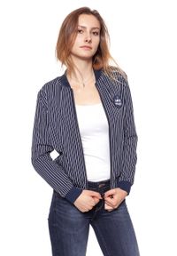 Wrangler - DAMSKA KURTKA PRZEJŚCIOWA WRANGLER STRIPES BOMBER NAVY W403RV235. Kolor: niebieski. Wzór: nadruk, paski. Styl: klasyczny