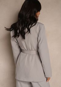 Renee - Szara Marynarka Oversize z Usztywnioną Linią Ramion i Paskiem Diolisa. Okazja: na co dzień, na spotkanie biznesowe. Kolor: szary. Materiał: jeans. Styl: elegancki, biznesowy, casual #2