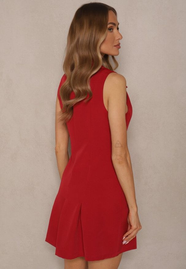 Renee - Czerwona Sukienka Koszulowa Ozdobiona Guzikami Rediure. Okazja: na co dzień. Kolor: czerwony. Wzór: aplikacja. Typ sukienki: koszulowe. Styl: klasyczny, casual, elegancki