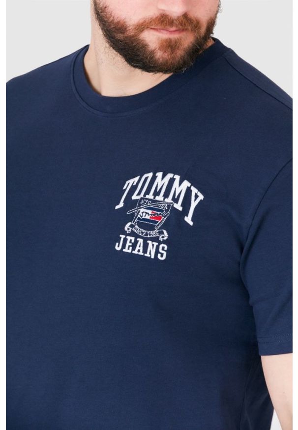 Tommy Jeans - TOMMY JEANS Granatowy t-shirt męski z wyszywanym logo, Rozmiar S. Kolor: niebieski