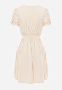 Renee - Beżowa Sukienka Agamia. Kolor: beżowy. Materiał: dzianina. Długość rękawa: krótki rękaw. Typ sukienki: kopertowe. Długość: mini #7