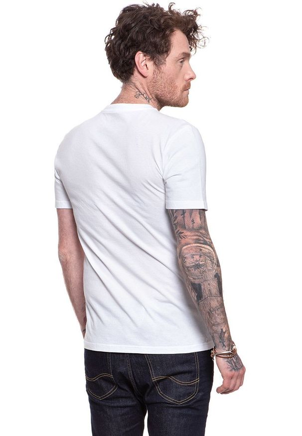 Lee - LEE BOTANICAL PRINT TEE BLACK L61IFE01 112113870. Okazja: do pracy, na uczelnię, na co dzień, na randkę. Typ kołnierza: kaptur. Materiał: bawełna, materiał, jeans. Wzór: nadruk. Styl: klasyczny, elegancki, sportowy, casual