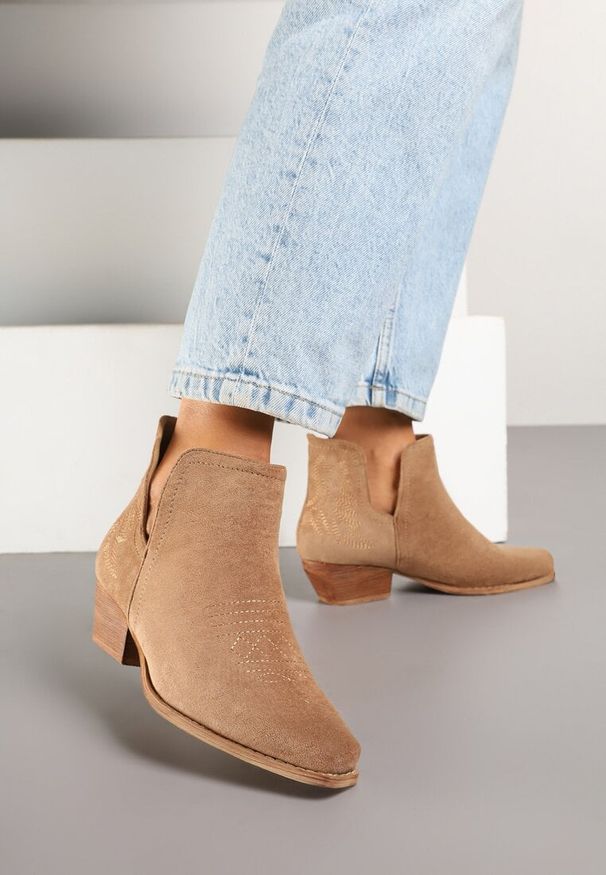 Born2be - Brązowe Botki Kowbojki na Stożkowym Obcasie z Ozdobnym Wycięciem Hanaveil. Okazja: na co dzień. Kolor: brązowy. Materiał: jeans. Obcas: na obcasie. Styl: elegancki, casual. Wysokość obcasa: średni