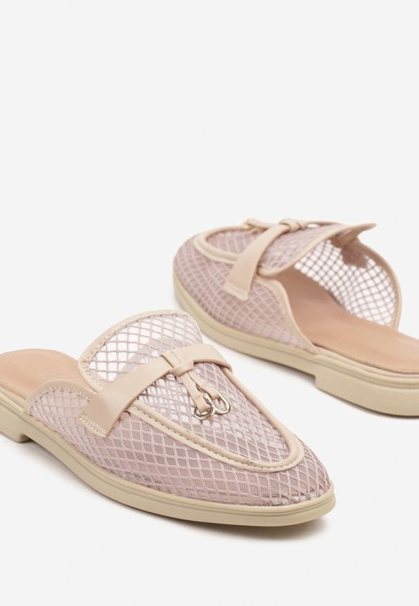 Born2be - Ciemnobeżowe Klapki Mule z Transparentnej Siateczki Zdobione Aplikacją Teloviela. Okazja: na co dzień. Kolor: beżowy. Wzór: aplikacja. Styl: casual