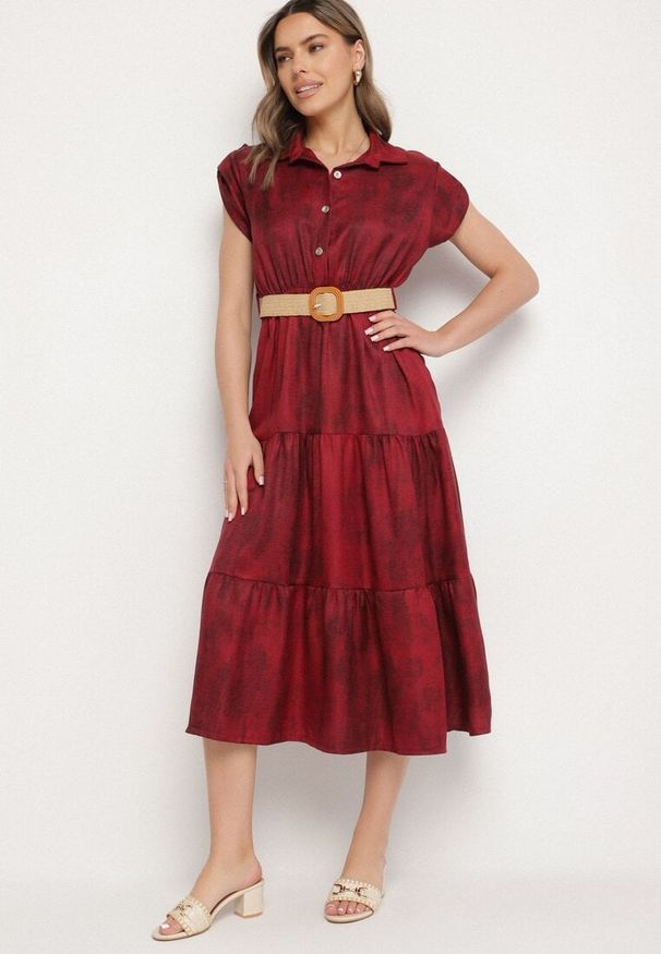 Born2be - Bordowa Sukienka Ozdobiona Plecionym Paskiem i Guzikami Filianea. Okazja: na co dzień. Kolor: czerwony. Materiał: jeans. Wzór: aplikacja. Styl: elegancki, casual