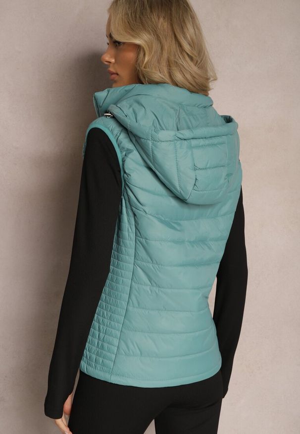 Renee - Jasnoniebieska Kamizelka z Kapturem Pikowana Chela. Typ kołnierza: kaptur. Kolor: niebieski. Materiał: dresówka. Długość rękawa: bez rękawów. Wzór: aplikacja. Styl: klasyczny, sportowy