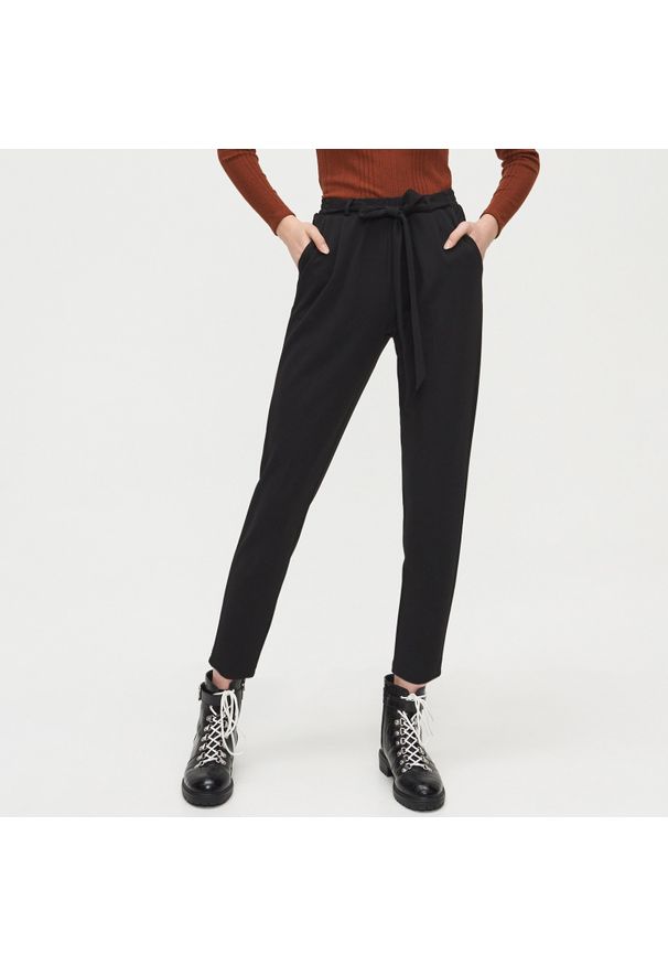 Cropp - Spodnie high waist - Czarny. Stan: podwyższony. Kolor: czarny