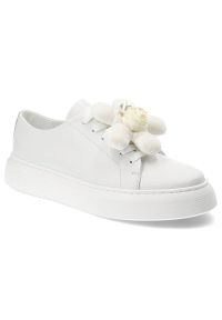 CheBello - Białe Eleganckie Sneakersy Chebello Z Ozdobnym Kwiatem. Zapięcie: bez zapięcia. Kolor: biały. Materiał: skóra. Wzór: kwiaty