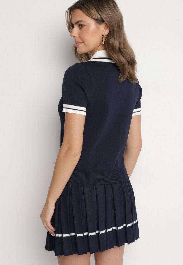 Born2be - Granatowy Komplet Dzianinowy z Wiskozą Koszulka Polo i Plisowana Spódnica Nelreis. Kolor: niebieski. Materiał: wiskoza, dzianina. Wzór: aplikacja