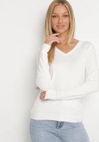Born2be - Biały Sweter z Wiskozą i Dekoltem w Serek Olisela. Okazja: na co dzień. Typ kołnierza: dekolt w serek. Kolor: biały. Materiał: wiskoza. Styl: casual, elegancki #5