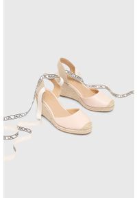 Lauren Ralph Lauren espadryle Paislee damskie kolor różowy na koturnie 802907467001. Nosek buta: okrągły. Kolor: różowy. Materiał: guma. Obcas: na koturnie #4