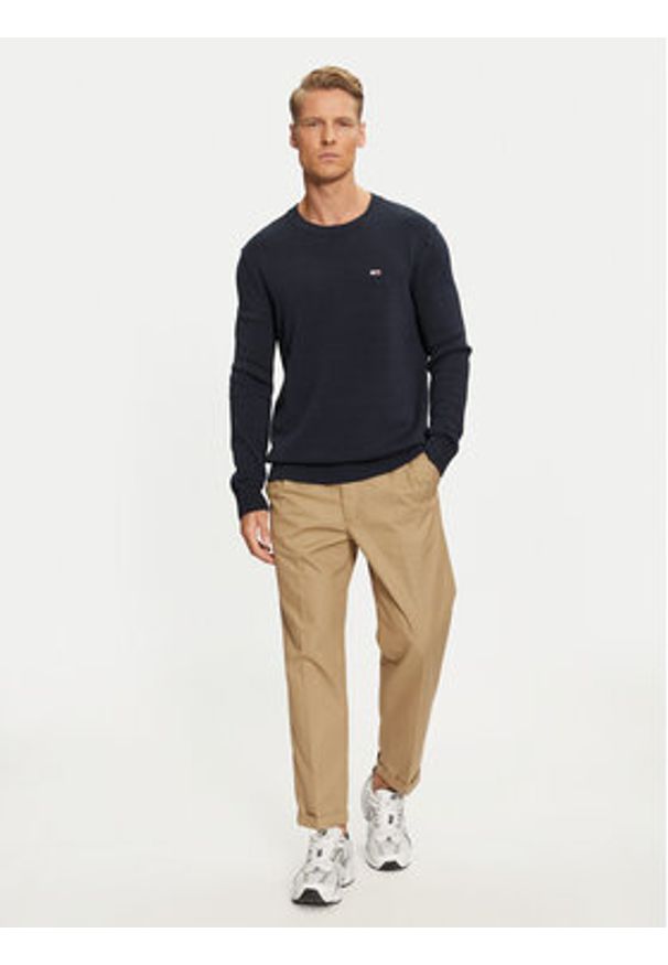 Tommy Jeans Sweter Essential DM0DM18370 Granatowy Slim Fit. Kolor: niebieski. Materiał: bawełna