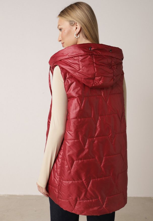 Born2be - Czerwona Pikowana Kamizelka o Długim Kroju z Nieodpinanym Kapturem i Aplikacją Koretes. Okazja: na co dzień. Kolor: czerwony. Materiał: prążkowany, poliester. Długość: długie. Wzór: aplikacja. Styl: casual