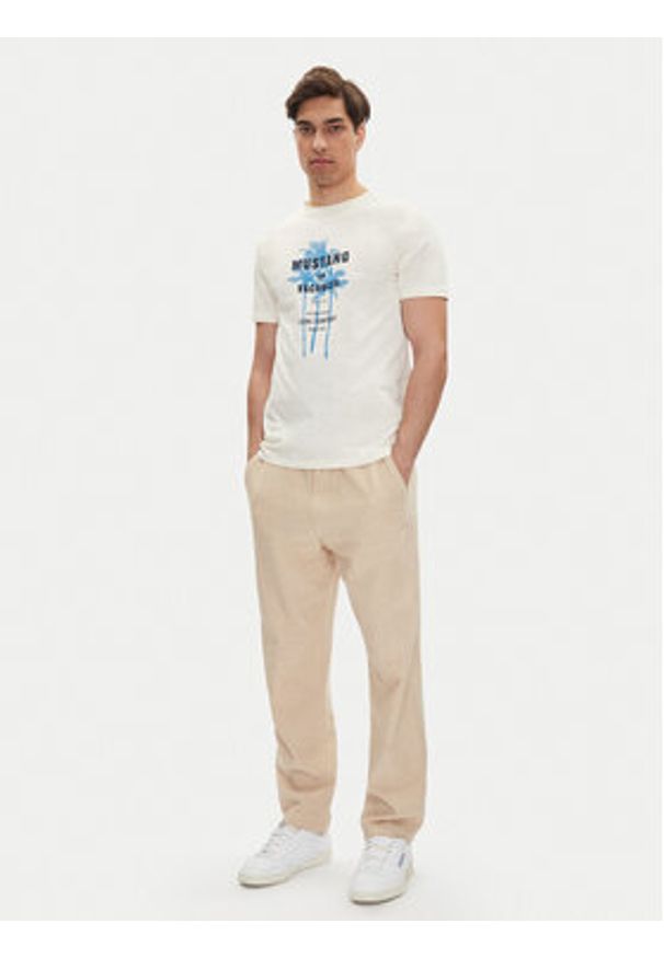 Mustang T-Shirt Austin 1016490 Biały Regular Fit. Kolor: biały. Materiał: bawełna