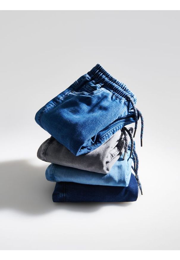 Reserved - Elastyczne jeansy jogger - niebieski. Kolor: niebieski