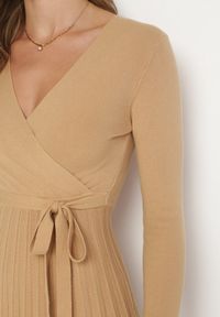 Born2be - Ciemnobeżowa Sukienka Dzianinowa z Wiązaniem i Plisowanym Dołem Cilladia. Kolor: beżowy. Materiał: dzianina. Długość rękawa: długi rękaw. Wzór: gładki. Typ sukienki: kopertowe. Styl: elegancki. Długość: midi #5