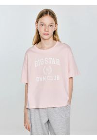 Big-Star - Koszulka dziewczęca z nadrukiem różowa Minka 600. Okazja: na co dzień, na uczelnię. Kolor: różowy. Materiał: dzianina, bawełna, skóra, jeans. Długość: krótkie. Wzór: nadruk. Styl: casual, klasyczny, młodzieżowy #1
